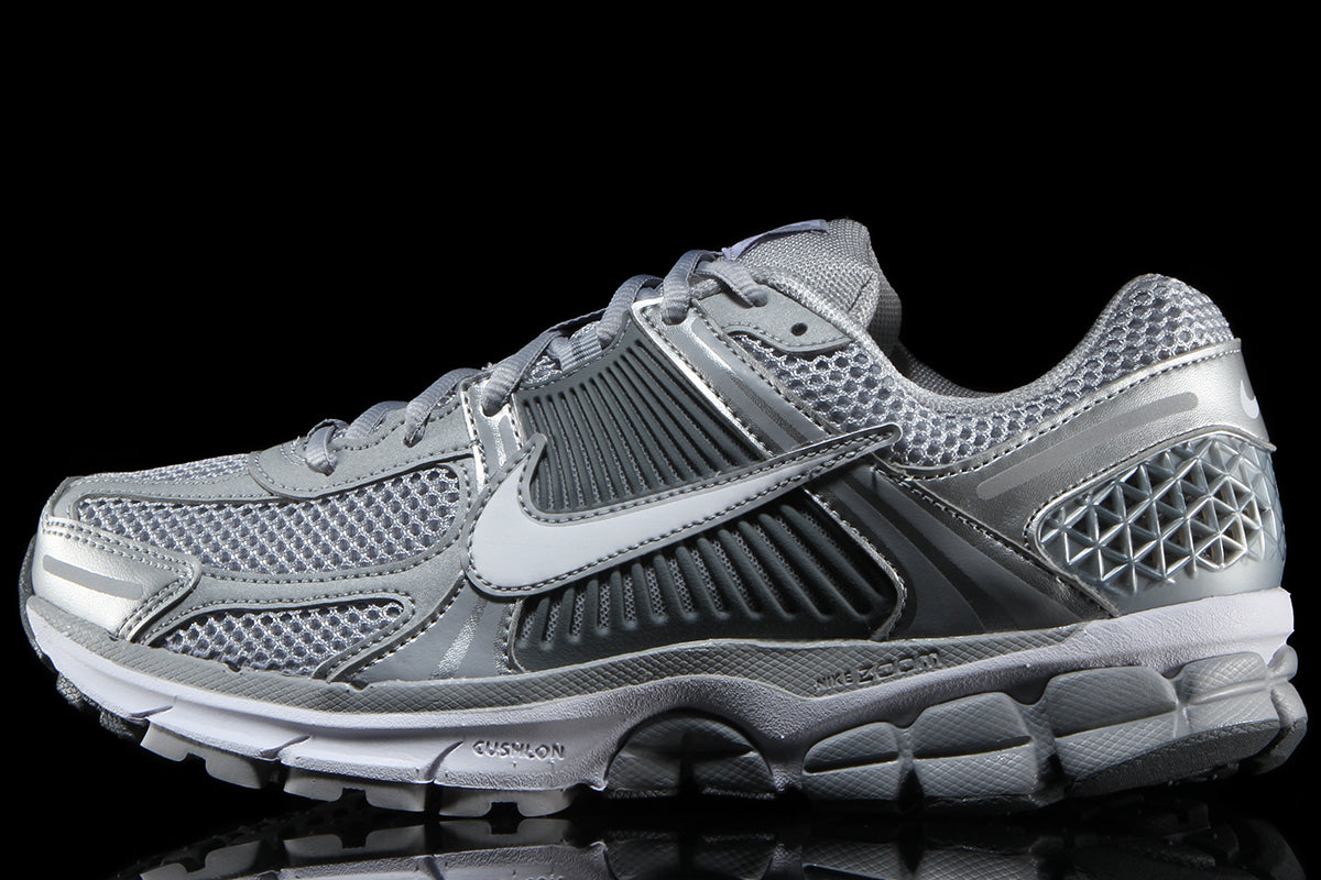 Nike Sneakers Zoom Vomero 5 HF0731 007 Grigio Nike Sneakers Zoom Vomero 5 HF0731 007 Grigio