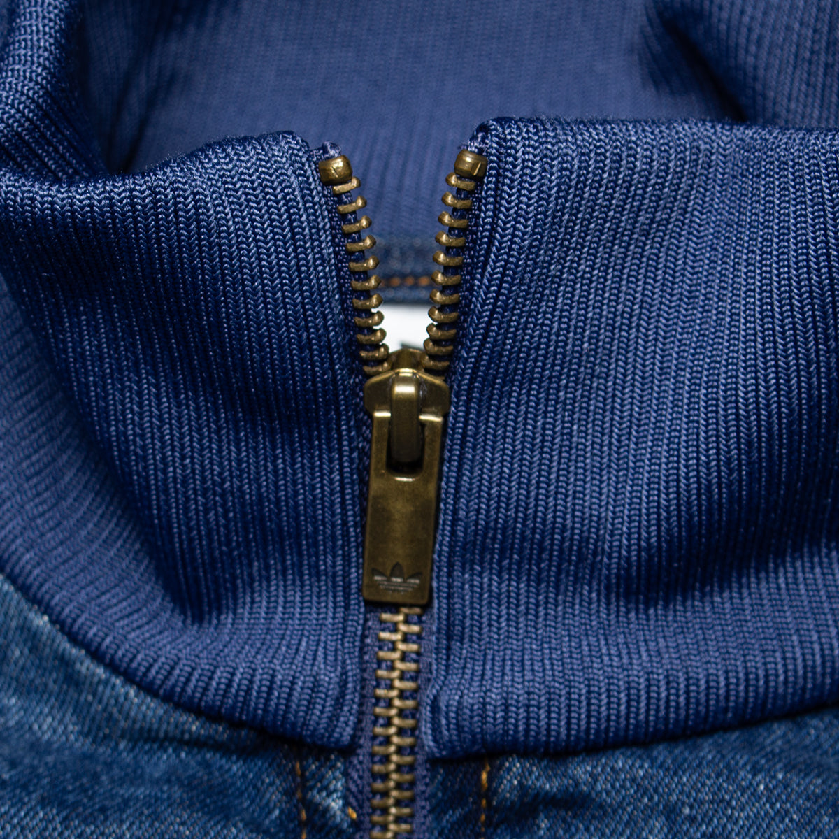 Adidas Originals - Women's Firebird Denim Track Top

Style # KD2913
Color : Medium Vintage Denim