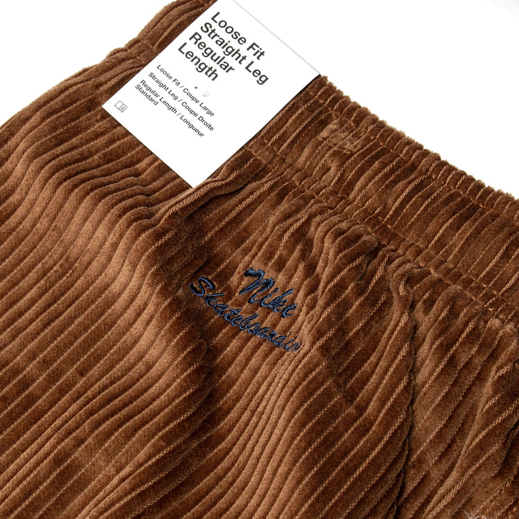 Nike SB | Elastic Corduroy Pant
Style # FV7395-281
Color : LT British Tan / Armory Navy