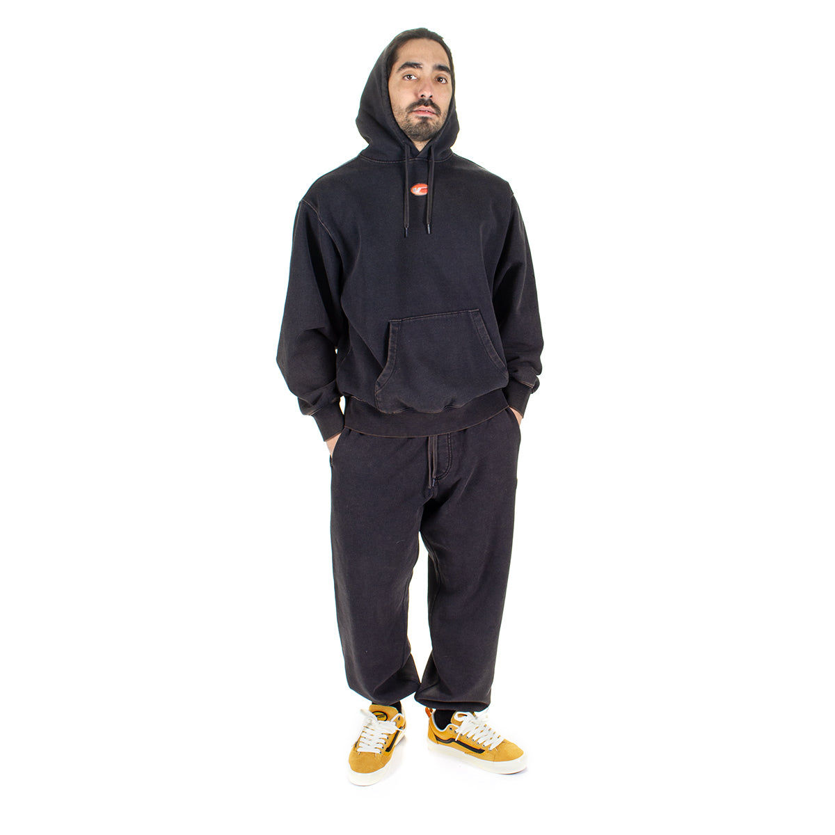 Vans | Fleece Pant x Carpet
Style # VN000QD9BLK1
Color : Black