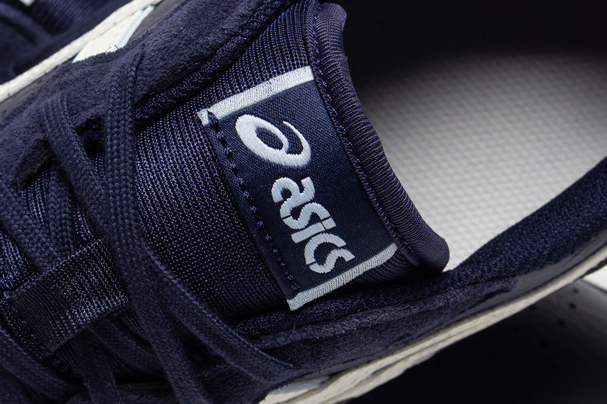 Asics - Skyhand OG
Style # 1203A451.400
Color : Midnight / Ivory