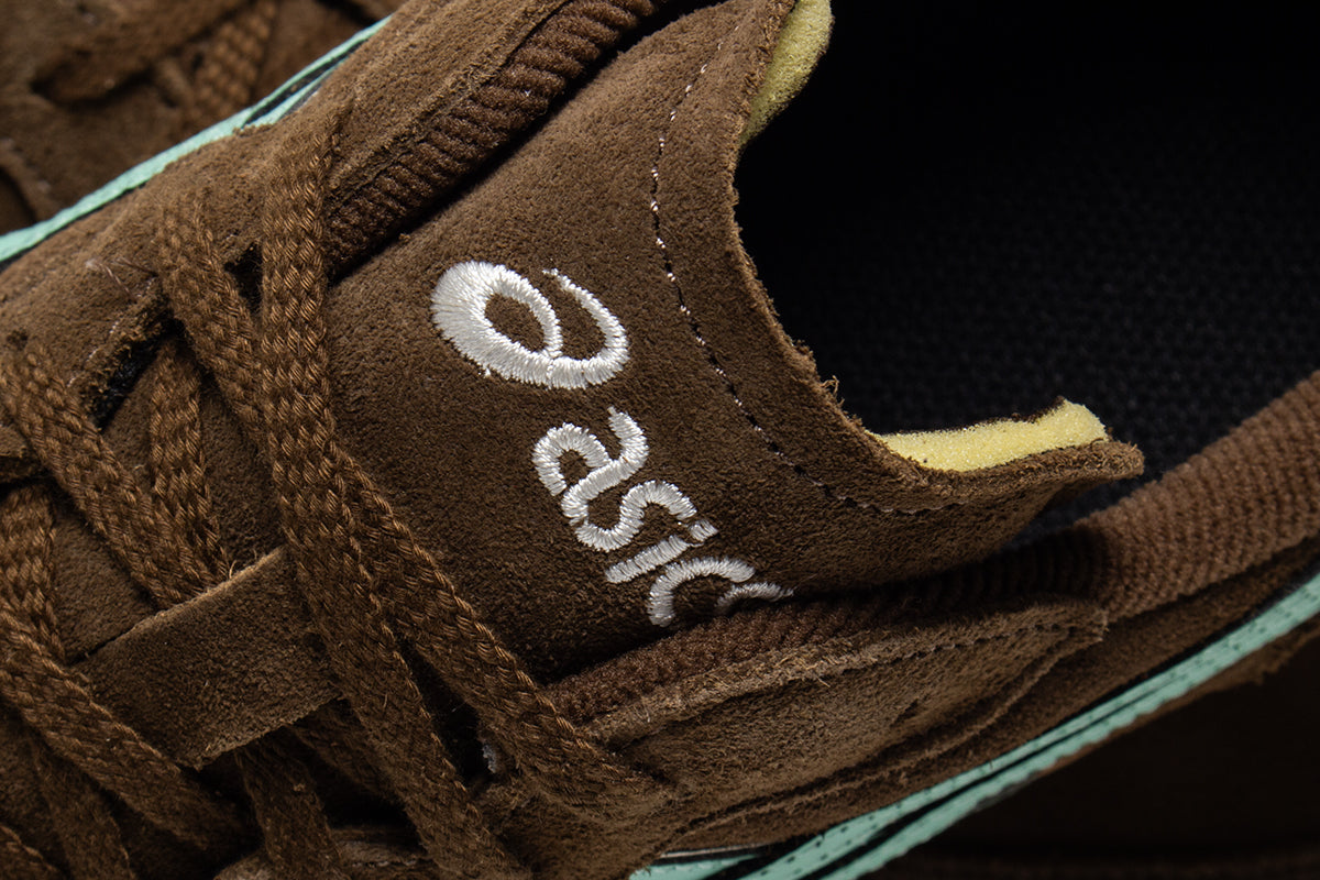 Asics - Skyhand OG
Style # 1203A452.202
Color : Brown Storm / Ice Green