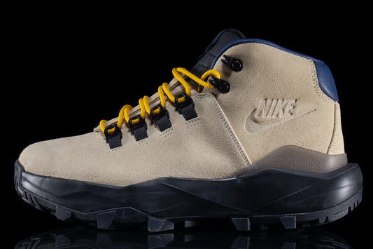 Nike | ACG Cygnal
Style # FV4332-201
Color : Desert Ore / Navy / Black / University Gold