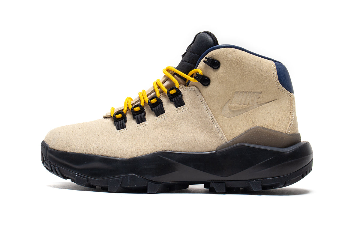 Nike | ACG Cygnal
Style # FV4332-201
Color : Desert Ore / Navy / Black / University Gold