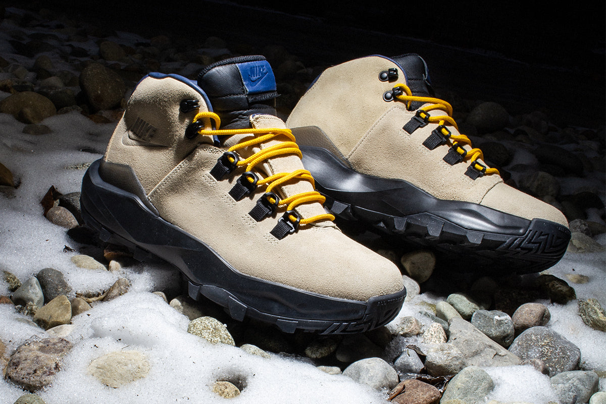 Nike | ACG Cygnal
Style # FV4332-201
Color : Desert Ore / Navy / Black / University Gold