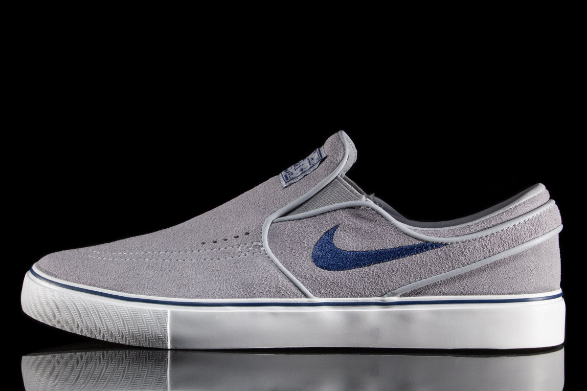 Nike SB | Janoski+ Slip
Style # FN5893-002
Color : Wolf Grey / Navy / Summit White