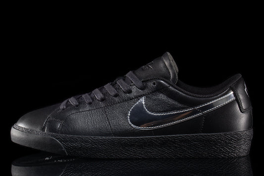 Nike SB | Zoom Blazer Low x Dancer
Style # HJ6703-001
Color : Black / Metallic Silver