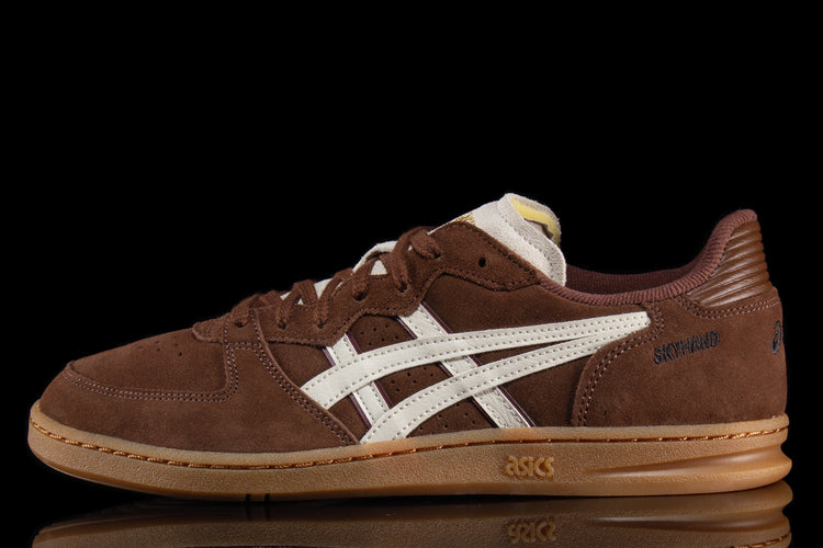 Asics - Skyhand OG
Style # 1203A452.200
Color : Reddish Brown / Oatmeal