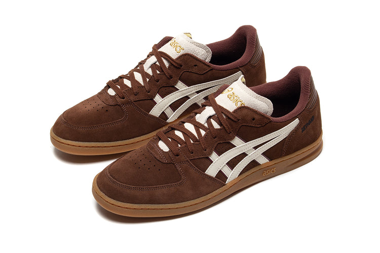 Asics - Skyhand OG
Style # 1203A452.200
Color : Reddish Brown / Oatmeal