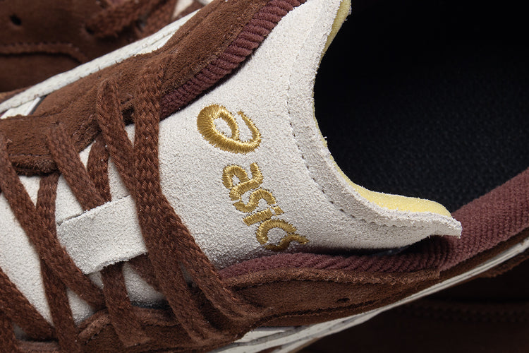 Asics - Skyhand OG
Style # 1203A452.200
Color : Reddish Brown / Oatmeal