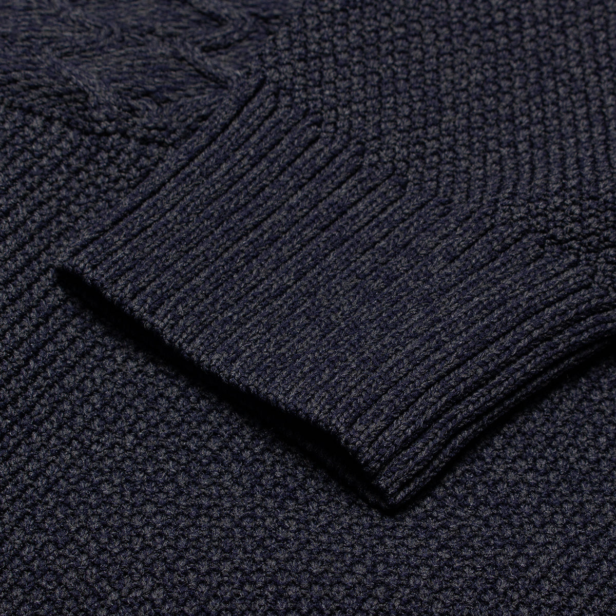 Nanamica - Crew Neck Sweater
Style # S25FJ014U
Color : Dark Navy