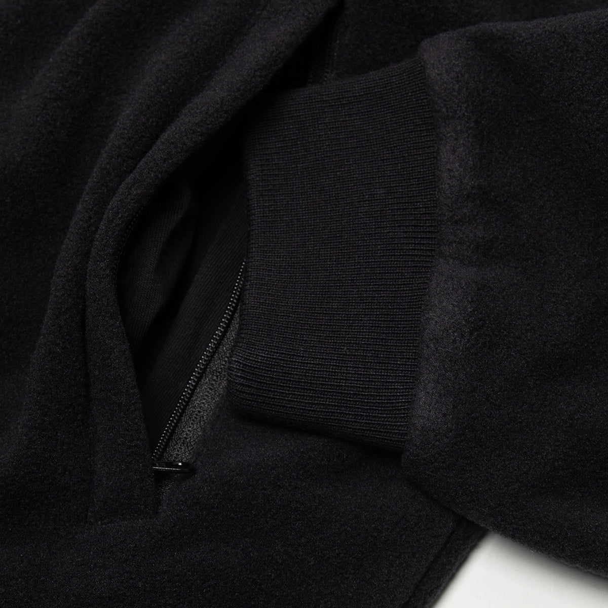 Grand Collection - Polar Fleece Windshirt x New Balance
Color : Black