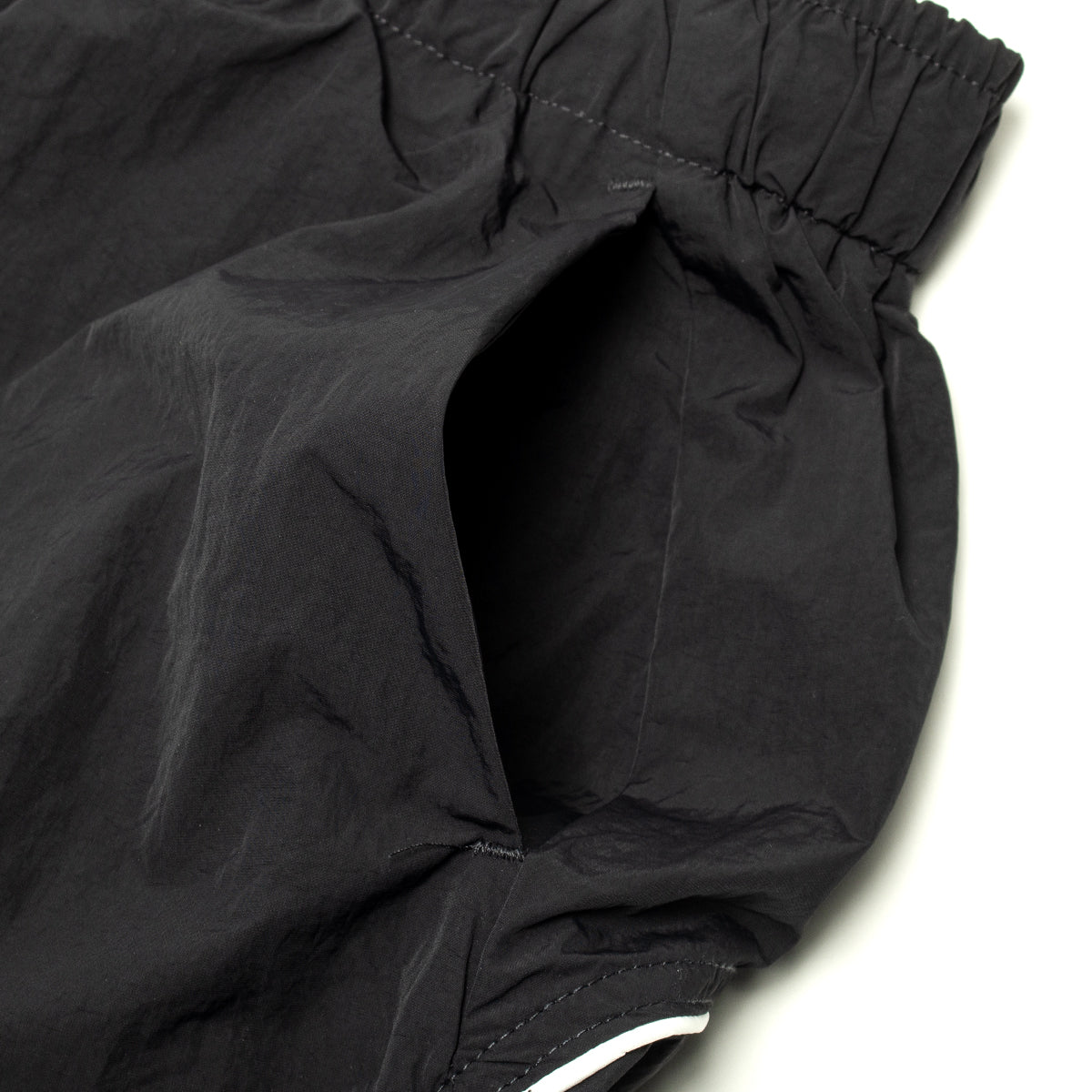 Butter Goods - Long Track Shorts x Umbro
Color : Black