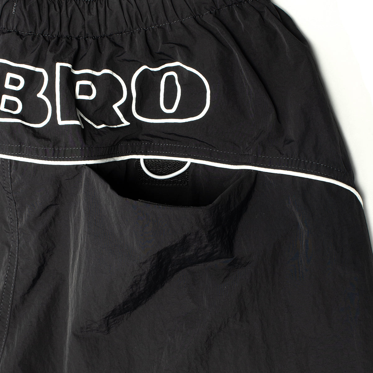 Butter Goods - Long Track Shorts x Umbro
Color : Black