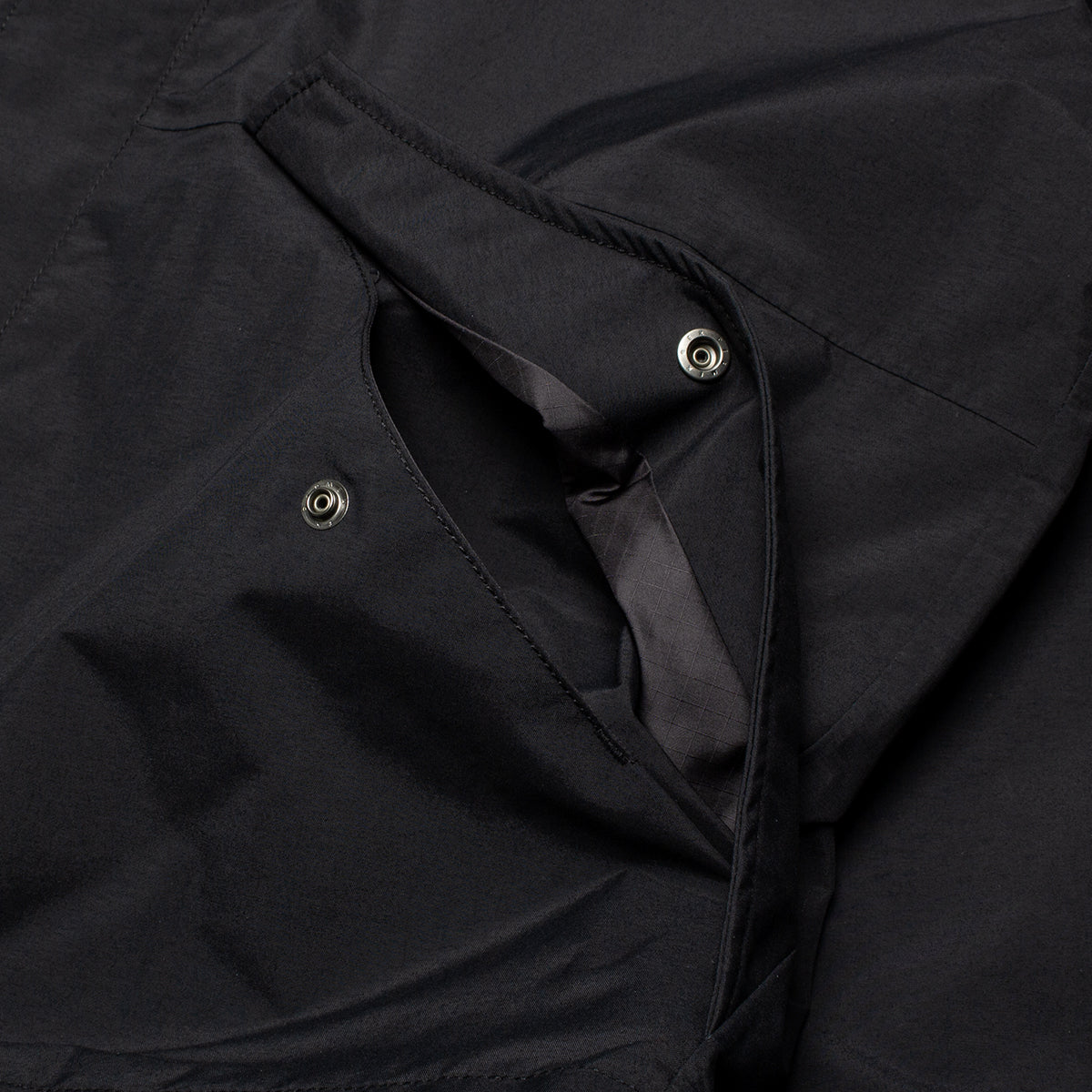 Nanamica - 2L Nylon Gore-Tex Cruiser Jacket
Style # S25FA044U
Color : Black