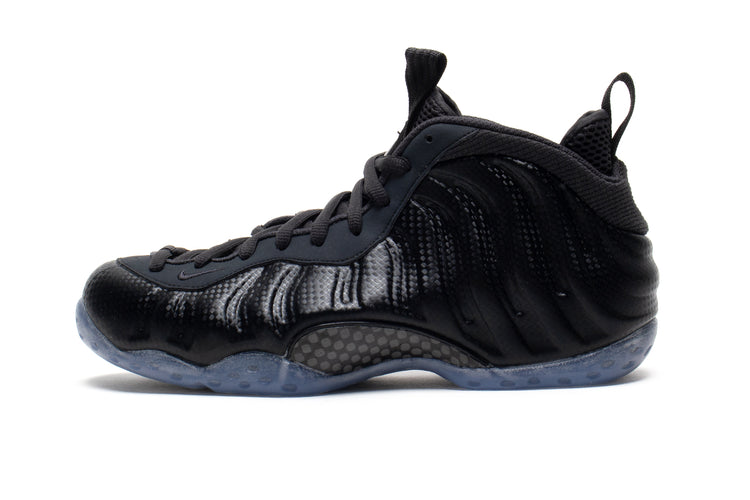 Nike - Air Foamposite One
Style # HF2902-002
Color : Black / DK Smoke Grey