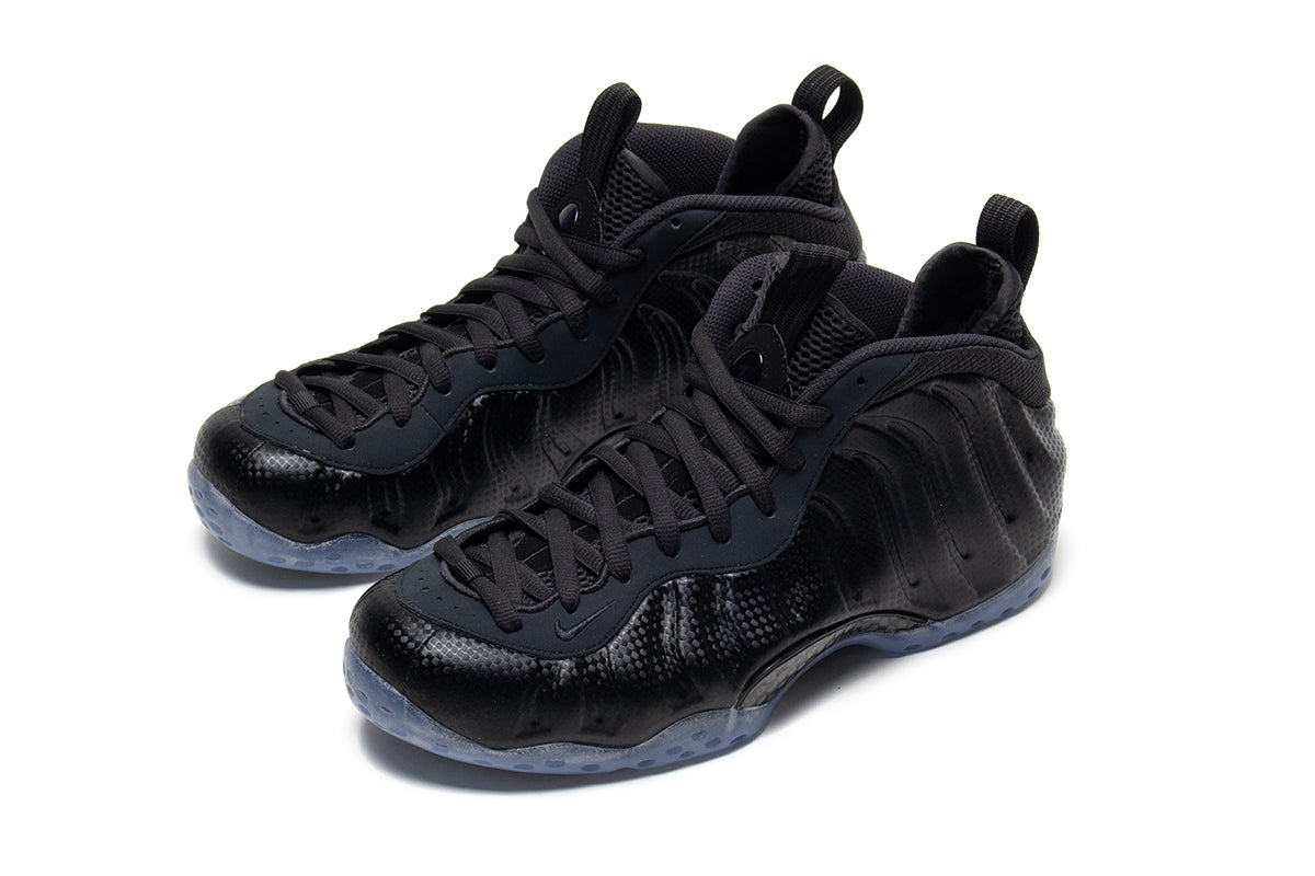 Nike - Air Foamposite One
Style # HF2902-002
Color : Black / DK Smoke Grey