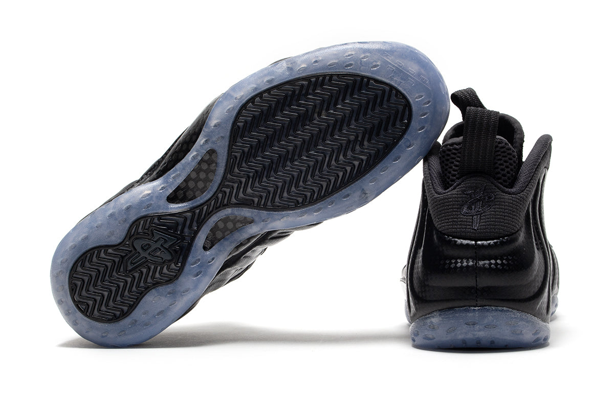 Nike - Air Foamposite One
Style # HF2902-002
Color : Black / DK Smoke Grey