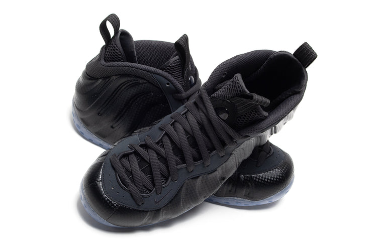Nike - Air Foamposite One
Style # HF2902-002
Color : Black / DK Smoke Grey