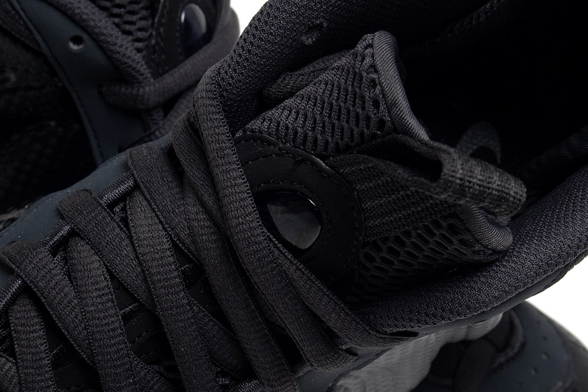 Nike - Air Foamposite One
Style # HF2902-002
Color : Black / DK Smoke Grey