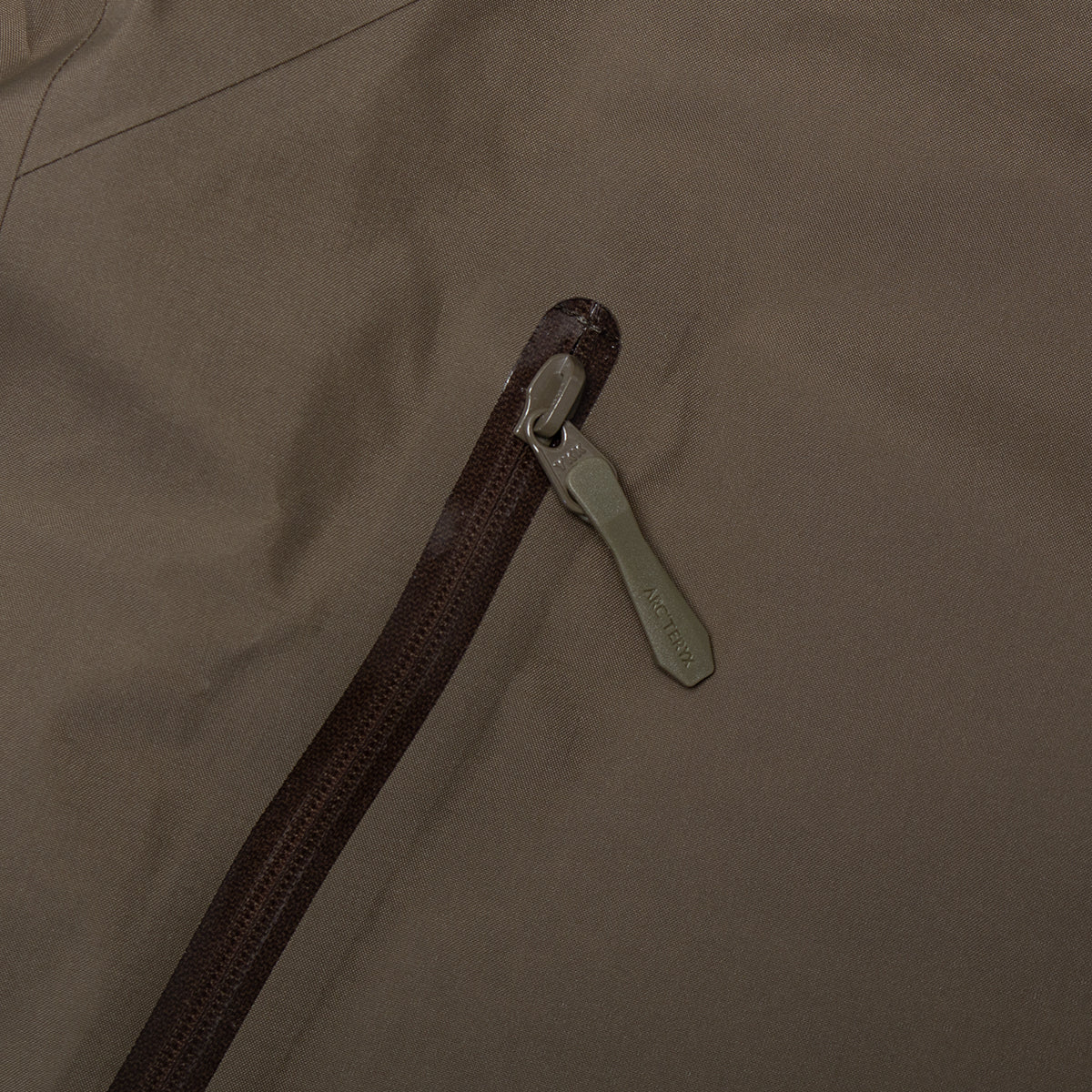 Arc'teryx - Beta Jacket
Style # X000010868
Color : Mongoose