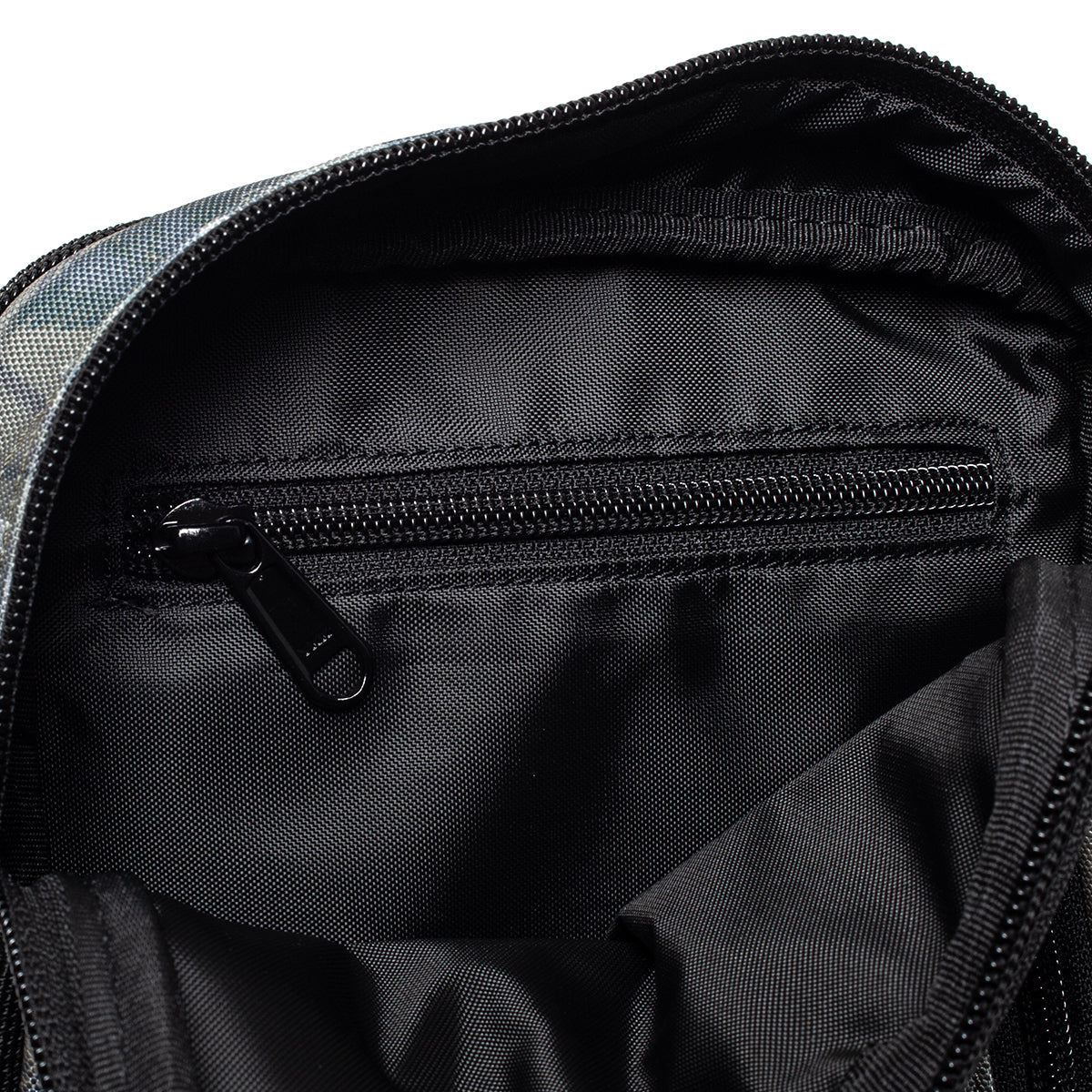 Carhartt WIP - Essentials Bag
Style # I031470-38T
Color : Camo Combi / Green