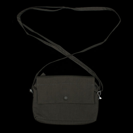 Nanamica - 2L PERTEX Cartridge Bag
Style # S25SO044U
Color : Dark Olive