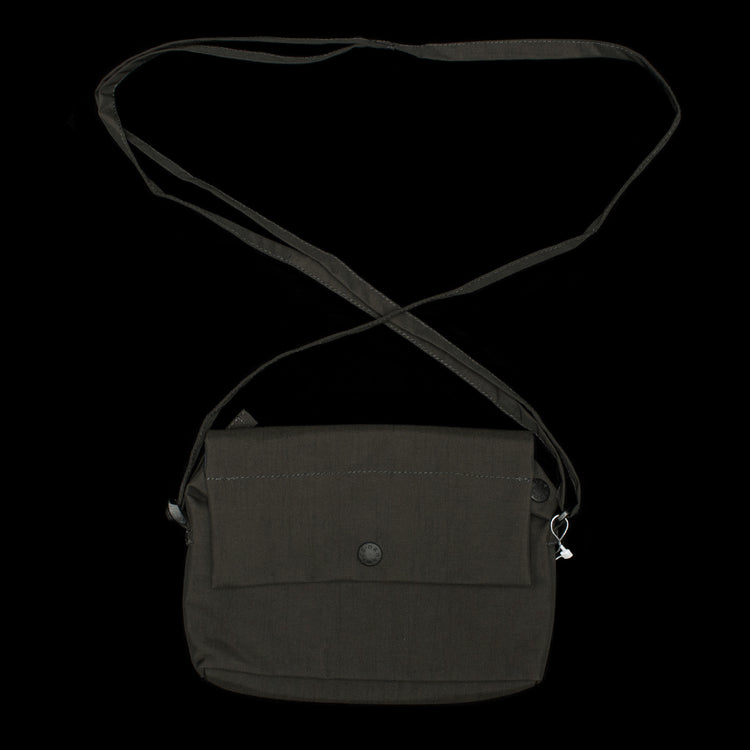 Nanamica - 2L PERTEX Cartridge Bag
Style # S25SO044U
Color : Dark Olive