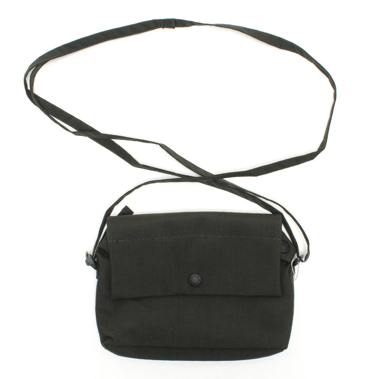 Nanamica - 2L PERTEX Cartridge Bag
Style # S25SO044U
Color : Dark Olive