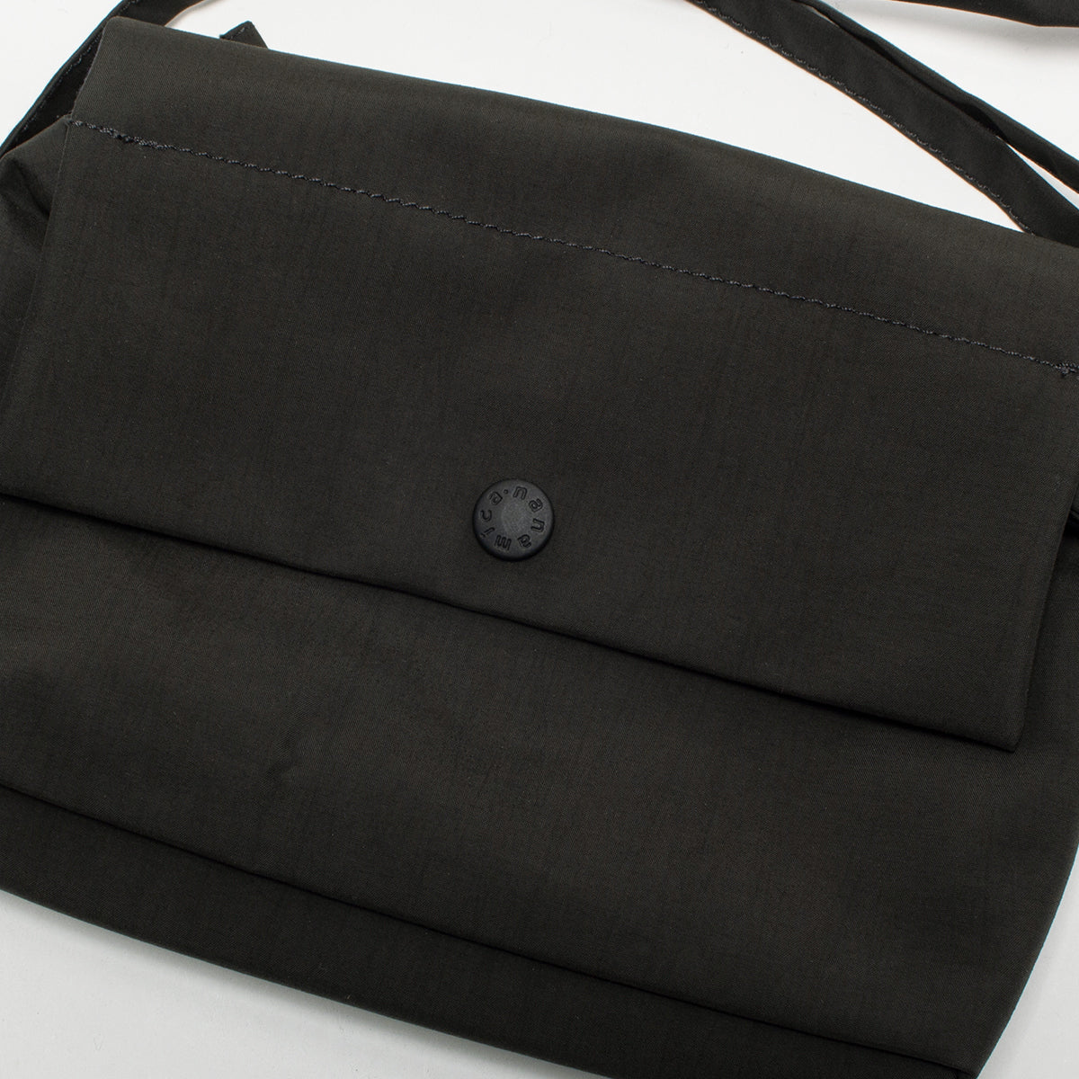 Nanamica - 2L PERTEX Cartridge Bag
Style # S25SO044U
Color : Dark Olive