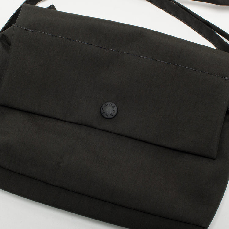 Nanamica - 2L PERTEX Cartridge Bag
Style # S25SO044U
Color : Dark Olive