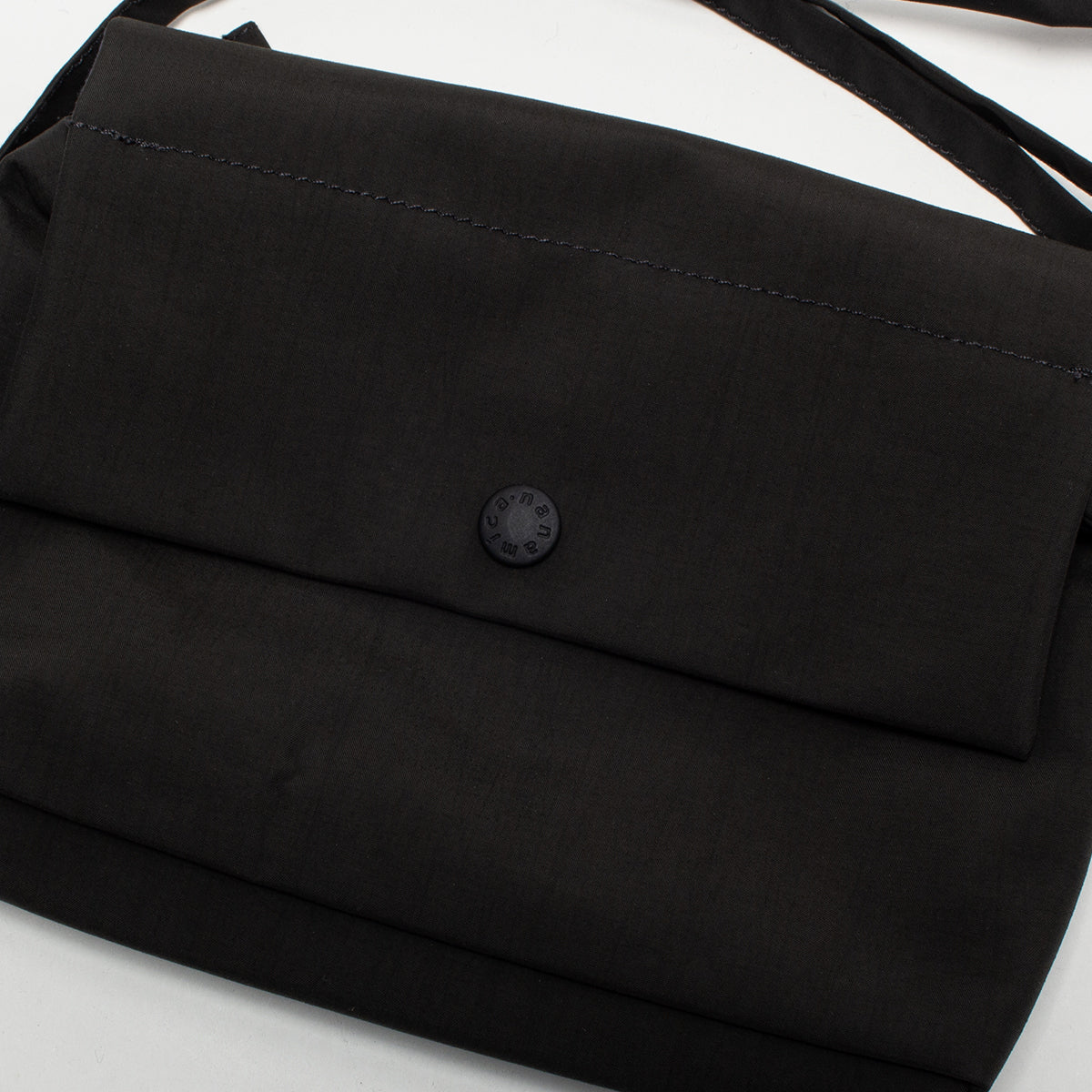 Nanamica - 2L PERTEX Cartridge Bag
Style # S25SO044U
Color : Black