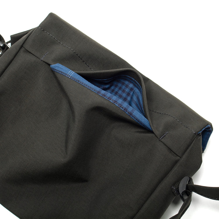 Nanamica - 2L PERTEX Cartridge Bag
Style # S25SO044U
Color : Dark Olive