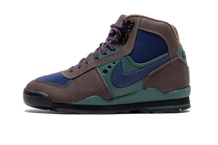 Nike - Air Baltoro SP
Style # IH4450-200
Color : Baroque Brown / Midnight Green