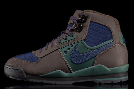 Nike - Air Baltoro SP
Style # IH4450-200
Color : Baroque Brown / Midnight Green