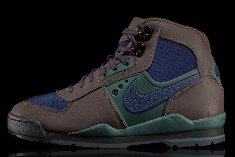 Nike - Air Baltoro SP
Style # IH4450-200
Color : Baroque Brown / Midnight Green
