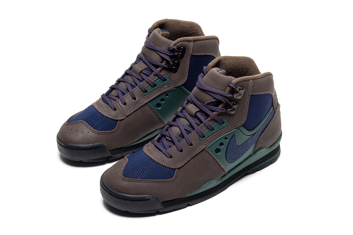 Nike - Air Baltoro SP
Style # IH4450-200
Color : Baroque Brown / Midnight Green