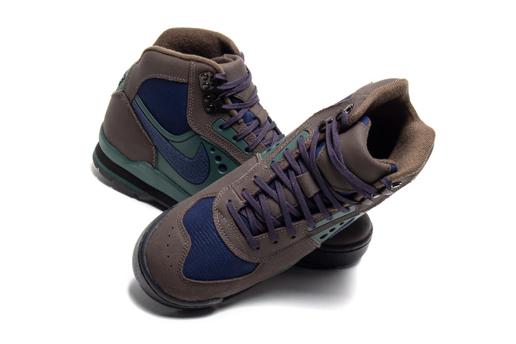 Nike - Air Baltoro SP
Style # IH4450-200
Color : Baroque Brown / Midnight Green