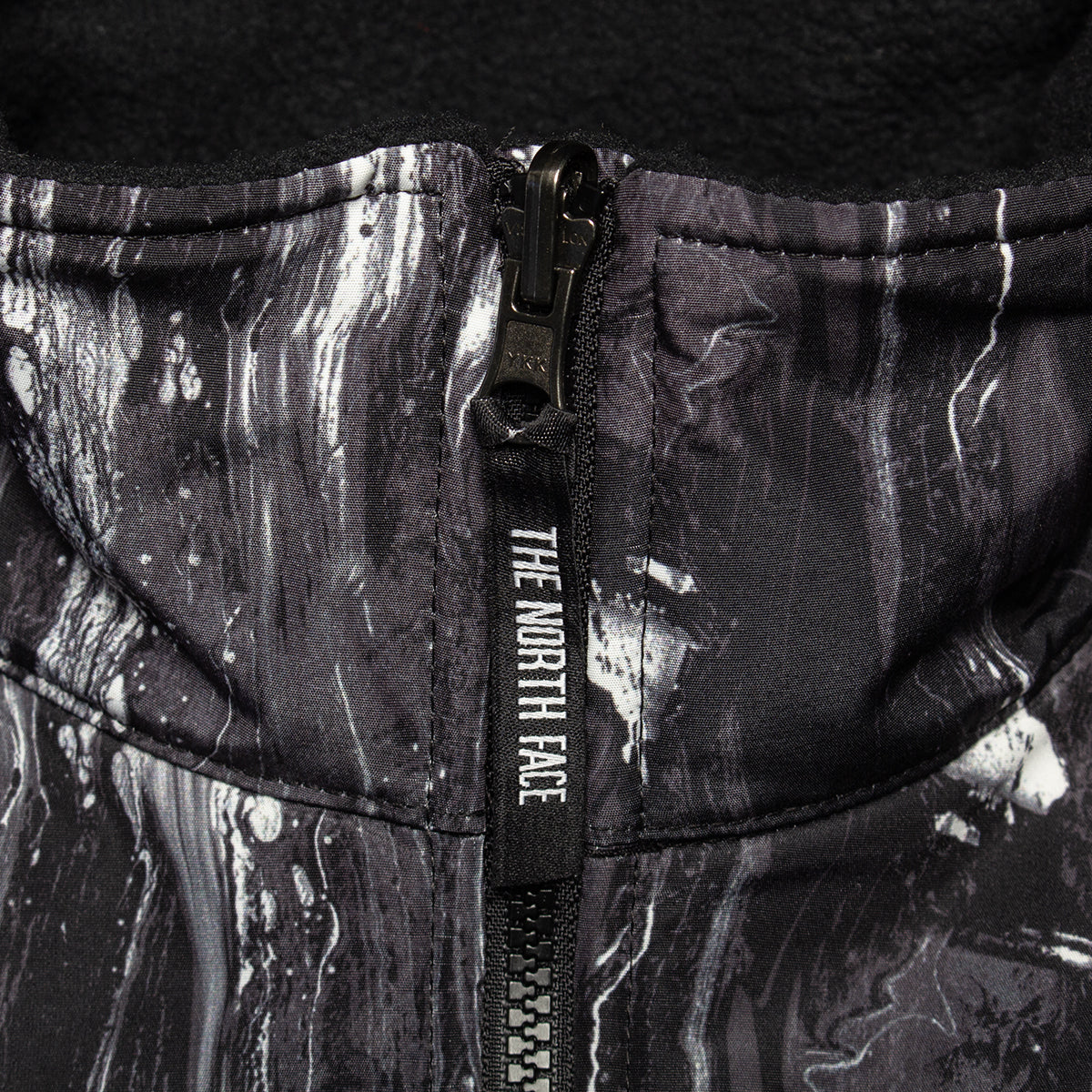 The North Face - Retro Denali Jacket
Style # NF0A8JJYT211
Color : TNF Black Impressions Print