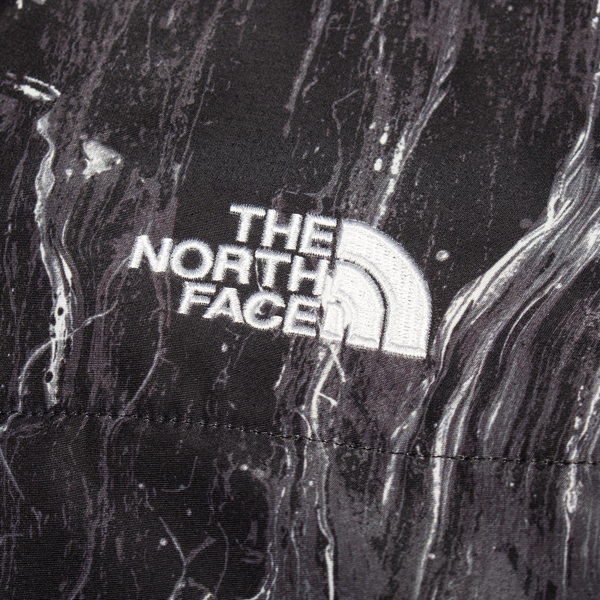 The North Face - Retro Denali Jacket
Style # NF0A8JJYT211
Color : TNF Black Impressions Print