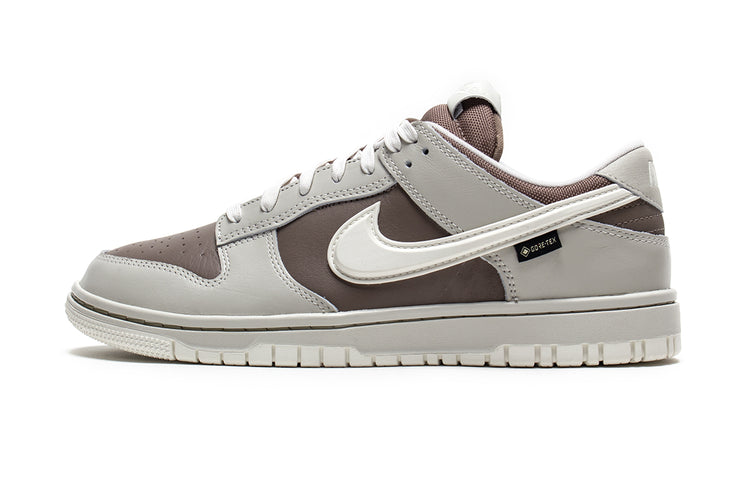 Nike - Dunk Low GTX
Style # HQ2053-002
Color : Light Bone / Sail / Mink Brown