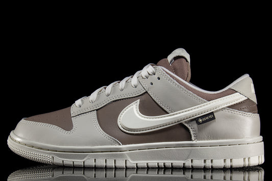Nike - Dunk Low GTX
Style # HQ2053-002
Color : Light Bone / Sail / Mink Brown