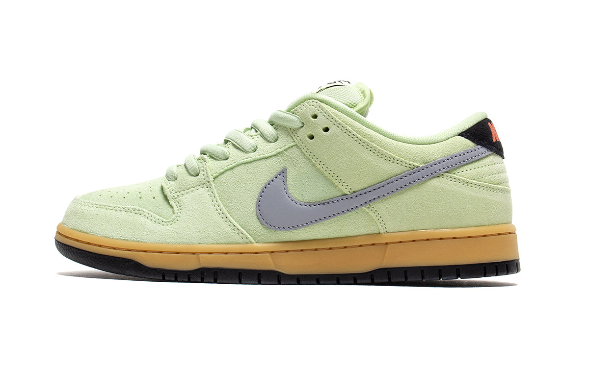 Nike SB - Dunk Low "Verdugo Mountain"
Style # HQ1626-300
Color : LT Liquid Lime / Wolf Grey / Black