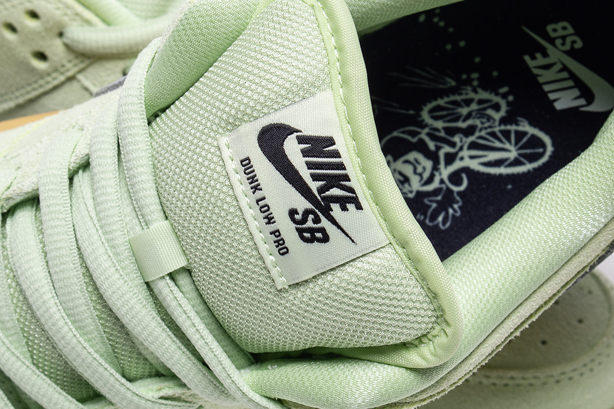 Nike SB - Dunk Low "Verdugo Mountain"
Style # HQ1626-300
Color : LT Liquid Lime / Wolf Grey / Black