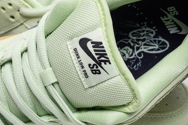 Nike SB - Dunk Low "Verdugo Mountain"
Style # HQ1626-300
Color : LT Liquid Lime / Wolf Grey / Black