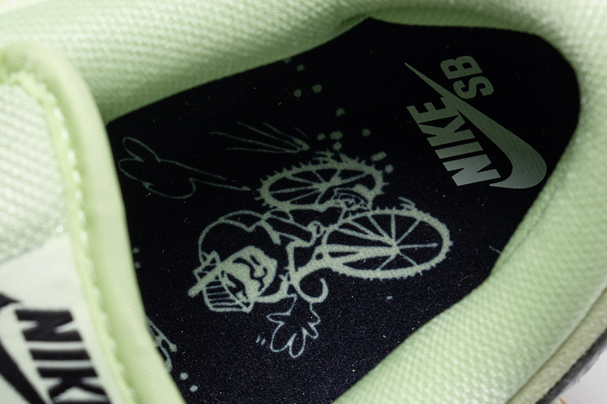 Nike SB - Dunk Low "Verdugo Mountain"
Style # HQ1626-300
Color : LT Liquid Lime / Wolf Grey / Black