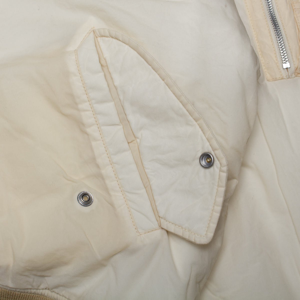 Stussy | Quilted Waxed Bomber
Style # 115803
Color : Cream