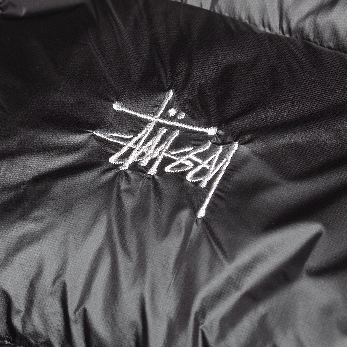 Stussy - Micro Ripstop Down Mock
Style # 115877
Color : Jet Black