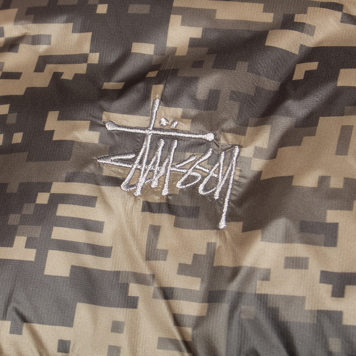 Stussy - Micro Ripstop Down Mock
Style # 115877
Color : Digital Camo