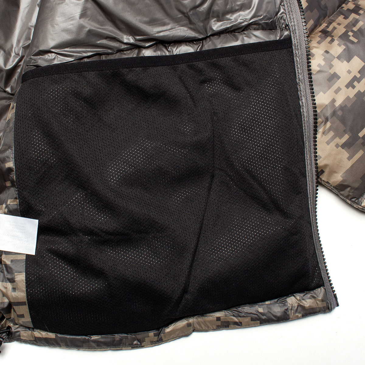Stussy - Micro Ripstop Down Mock
Style # 115877
Color : Digital Camo